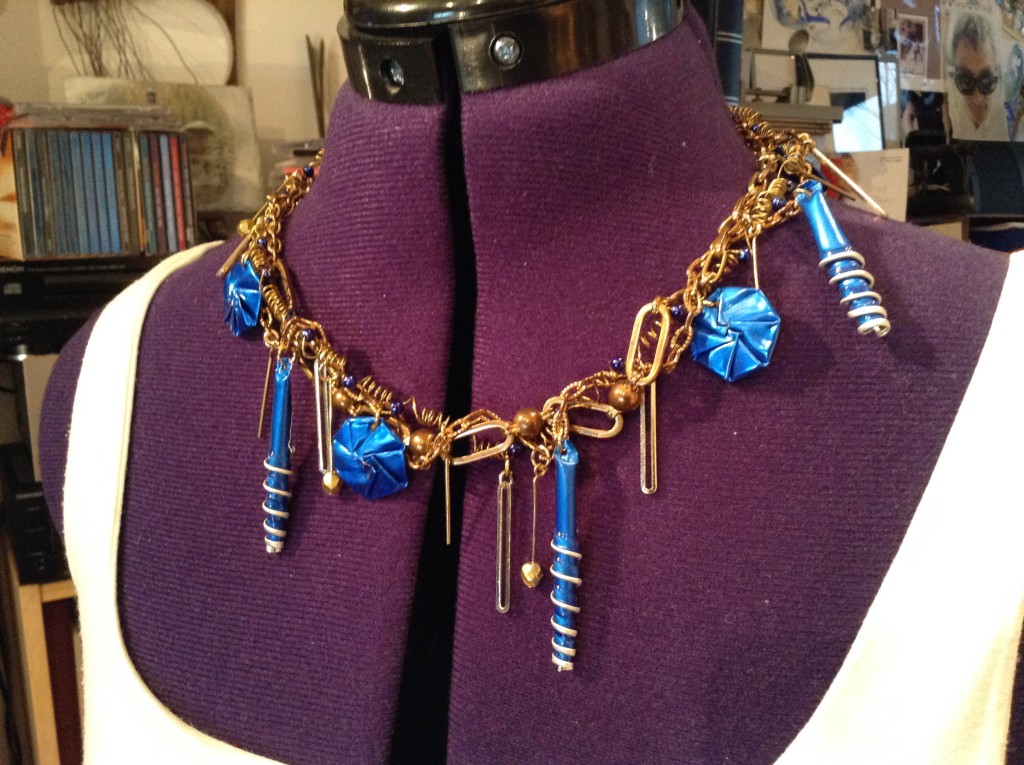 Goldfarbene Halskettenkombi mit blauen Nespressoanhaengern