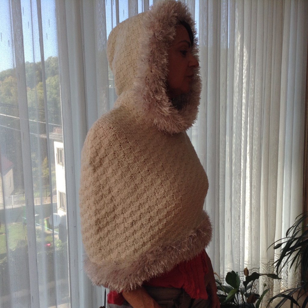 Strickcape mit Kapuze